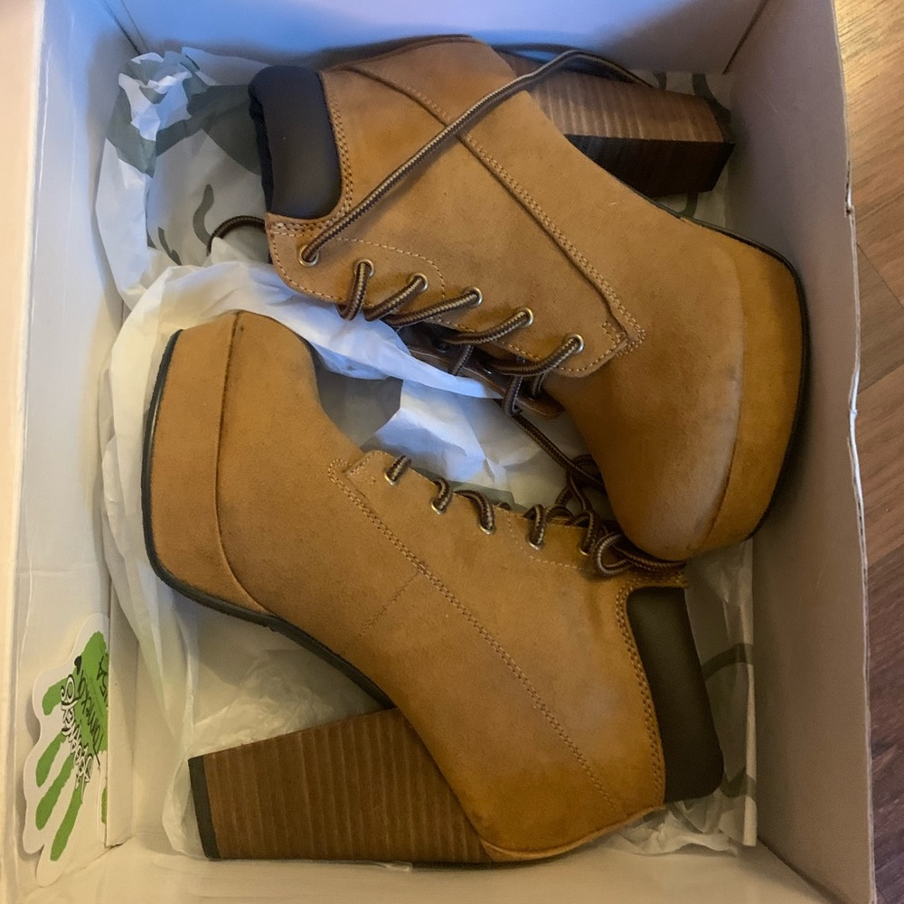 Brown suede boots size 6👢